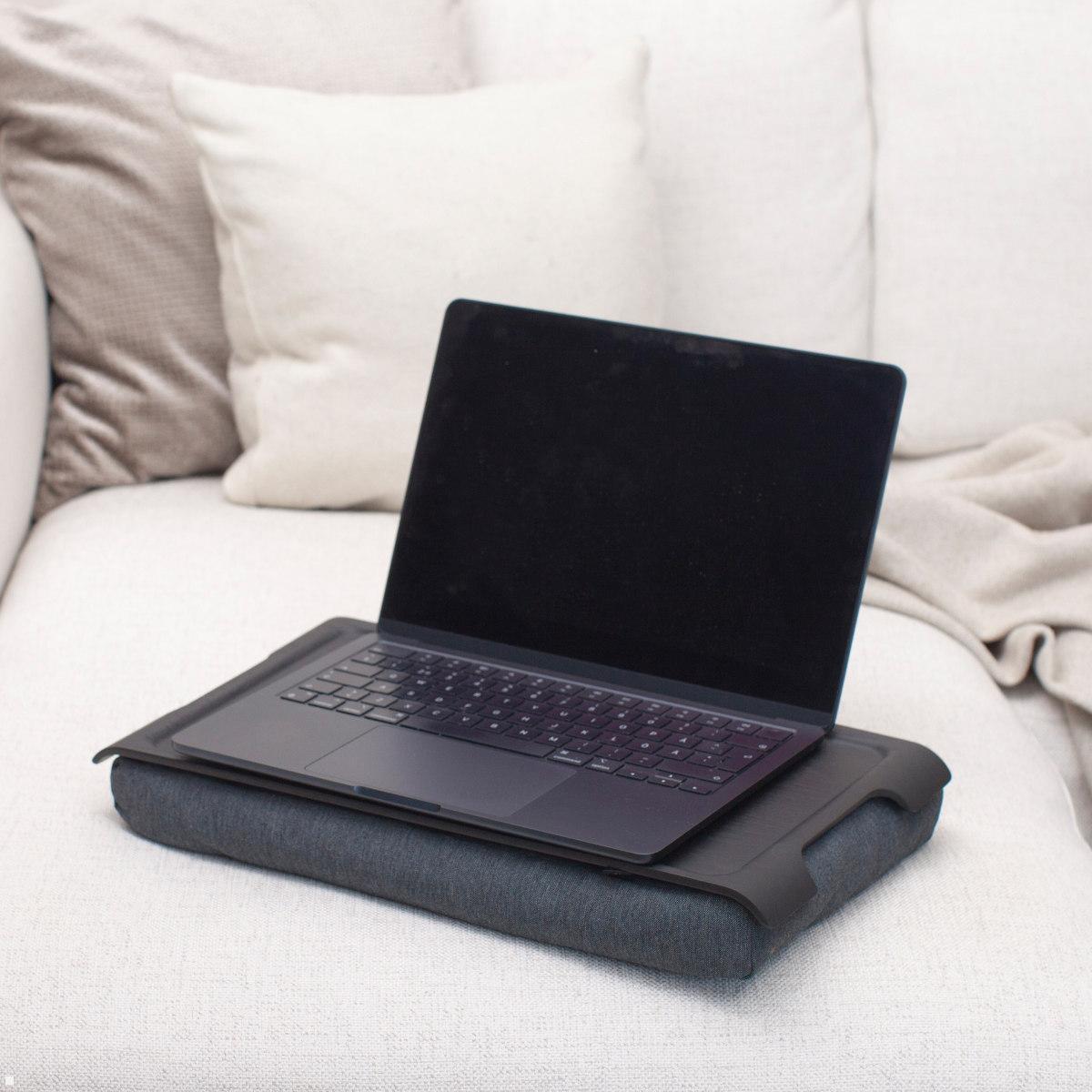 Bosign mini Laptop Knietablett, rutschfeste Oberfläche, Walnussholz, Anwendung mit Laptop Bosign mini Laptop Knietablett, rutschfeste Oberfläche, Walnussholz, Anwendung mit Laptop
