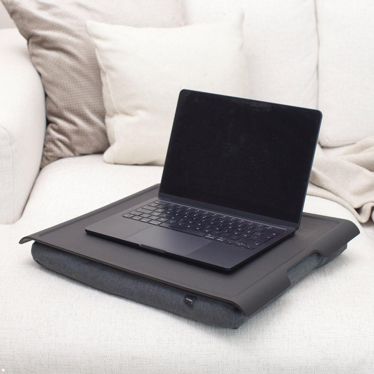 Bosign Laptop Knietablett, rutschfeste Oberfläche, Walnussholz, Anwendung mit Laptop